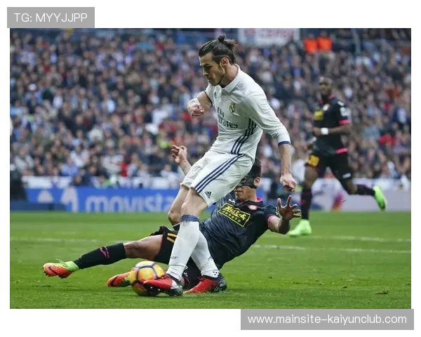 皇家马德里外线连续强攻打穿两层区域制造绝佳时机