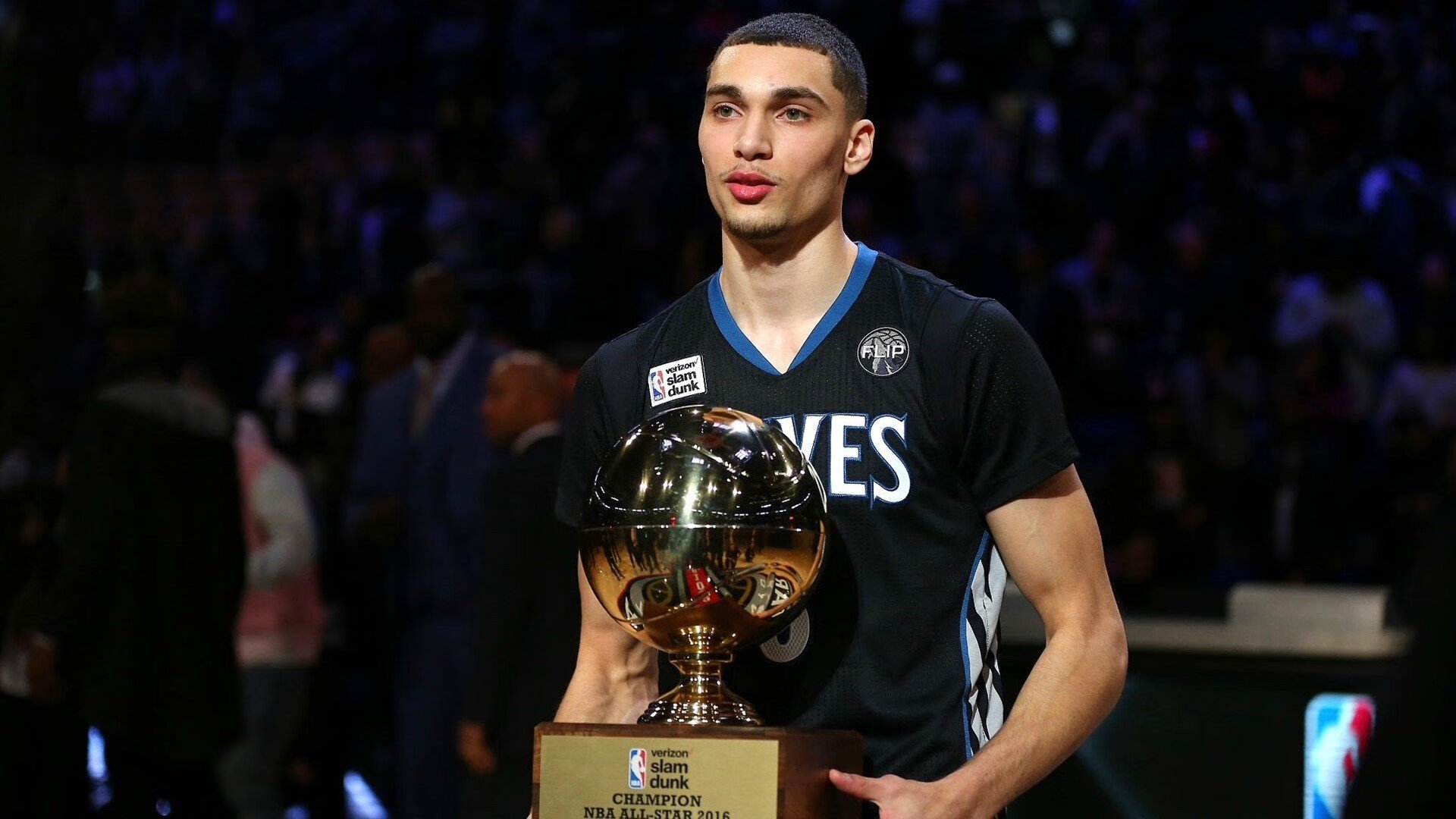 老年健步走竞速组与体验组并行开展